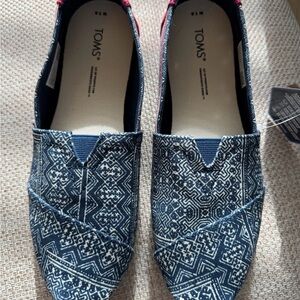 NWT TOMS Women’s Alpargata indigo Floral Hmong print Shoes Sz 7.5
